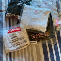 🎄🎁SUPREME TEE SALE ON MY PAGE🎄🎁