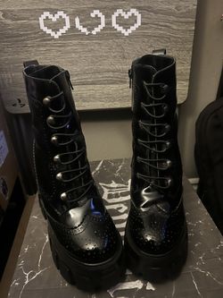 cute boots strappy look size 7