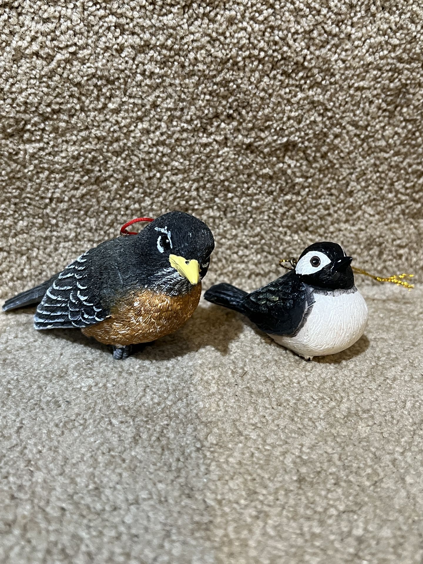 Set of 2 Resin birds ornaments decor Robin & Chickadee 3-6”