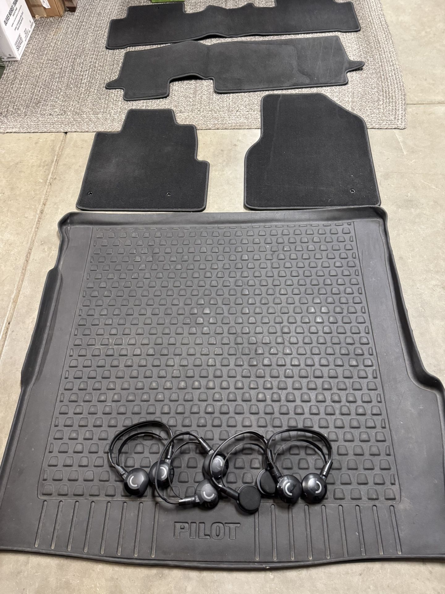 Honda Pilot Floor Mats And 4 Wireless Headsets Fit 2009 - 2015
