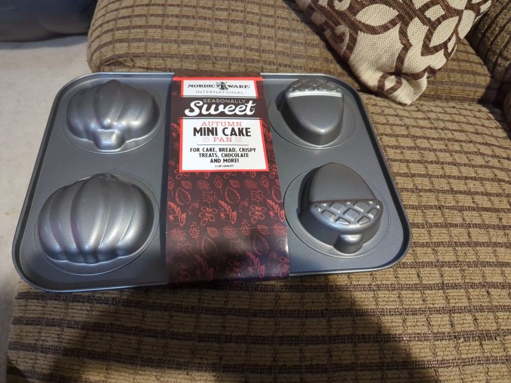 Nordic Ware Autumn Mini Cake Pan