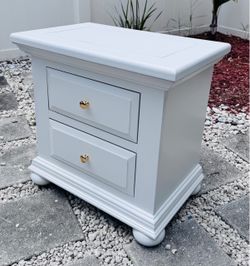 Broyhill nightstand(1)