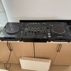 DJ Mixer - Pioneer DJM 800 With 2 CDJ1000MK3