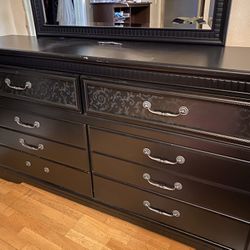 Dresser With Mirror