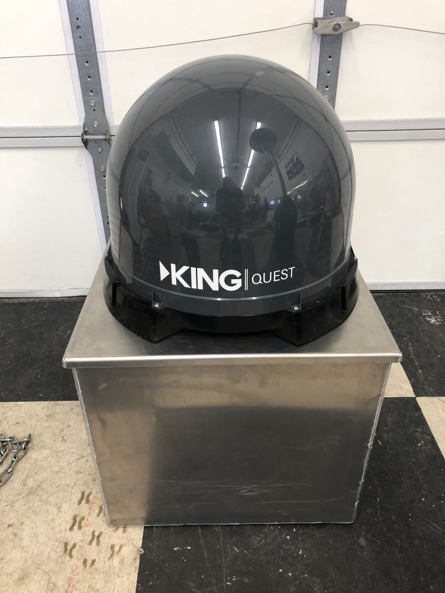 King Dome Quest portable Satellite dish for RV or Trailer