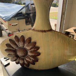 Vase/ Metal