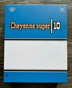 🩵🤍 2026 M2 Machines Shadow Box Chevrolet Cheyenne Super 10 1973-80 Truck