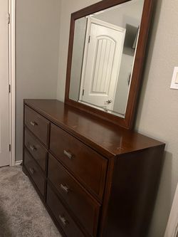 Wood Dresser with Mirror / Tocador con Espejo