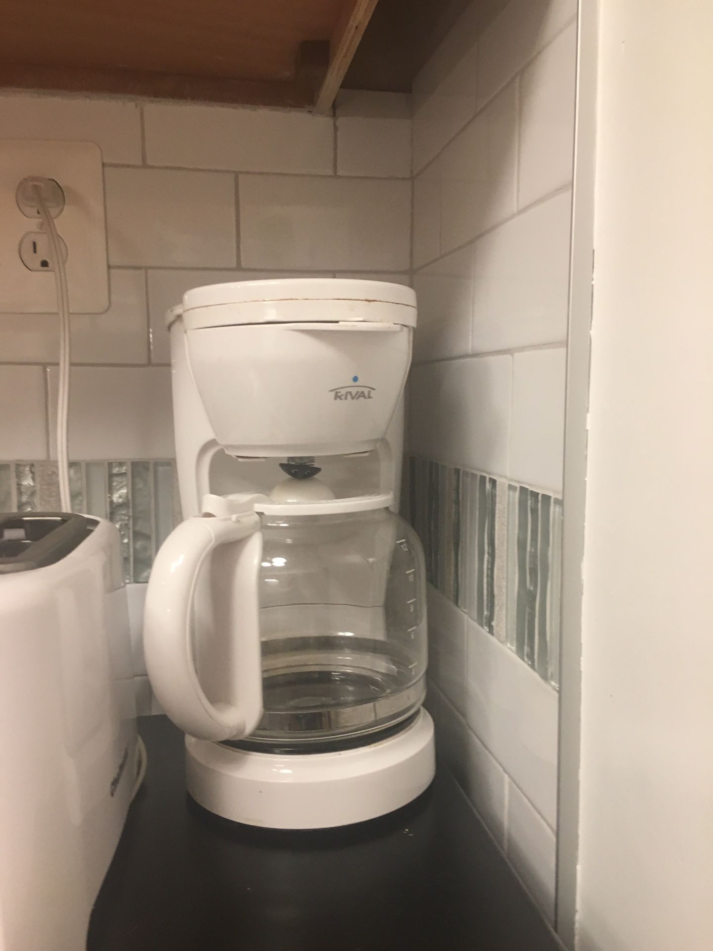 Blender, toaster, and 10 cup coffee pot
