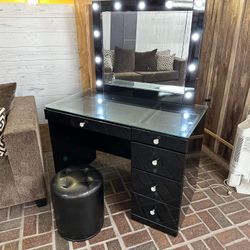 BRAND NEW MAKE UP VANITY SET 