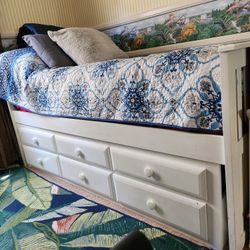 KIDS TWIN SIZE TRUNDLE BEDROOM SET