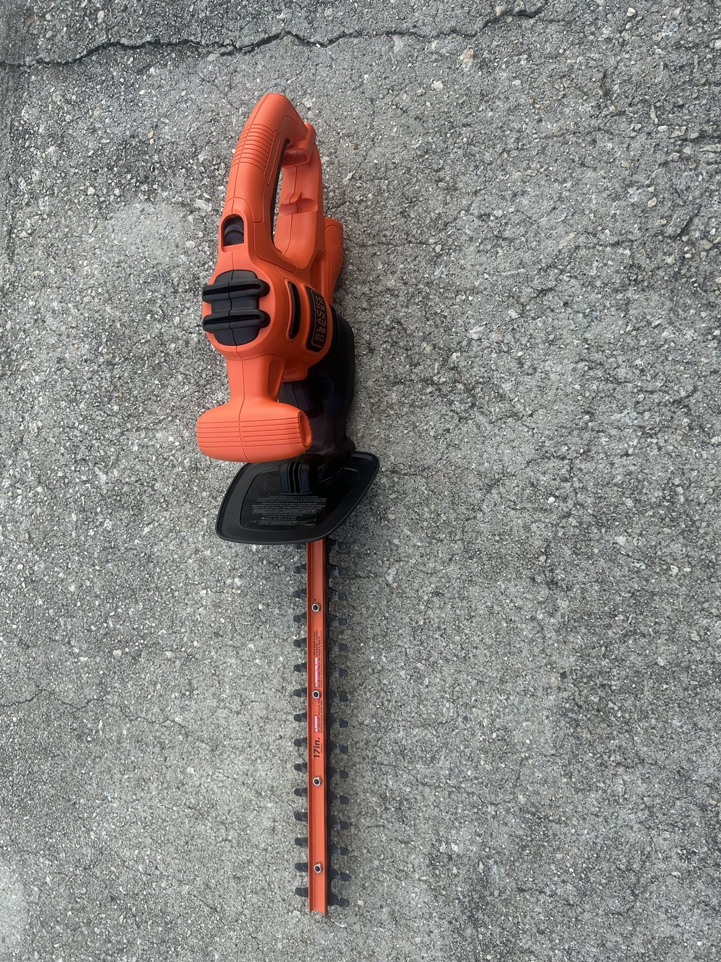 Black and Decker electric hedge trimmer 17”