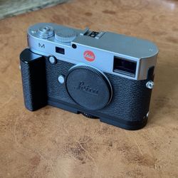 Leica M240 + Grip - MINT Condition 
