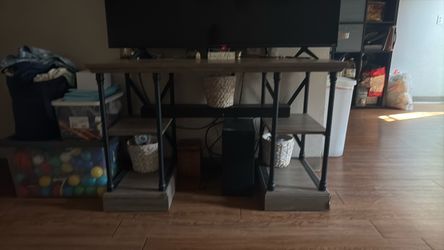 Tv stand holds up to 65in tv