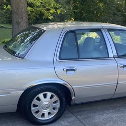 2003 Mercury Grand Marquis Luxury Sedan