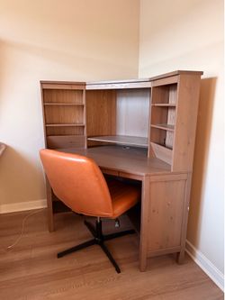 Light Walnut Corner Desk – Excellent Condition