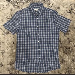 white and blue plaid button up shirt