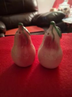 VINTAGE ANTIQUE CERAMIC SET OF PEAR 🍐 SALT & PEPPER SHAKERS *JAPAN*