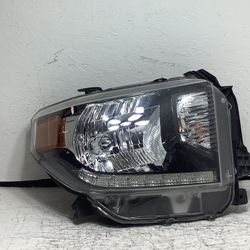 2014 2018 Toyota Tundra right headlight (3G)