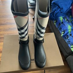 Burberry Boots 👢 