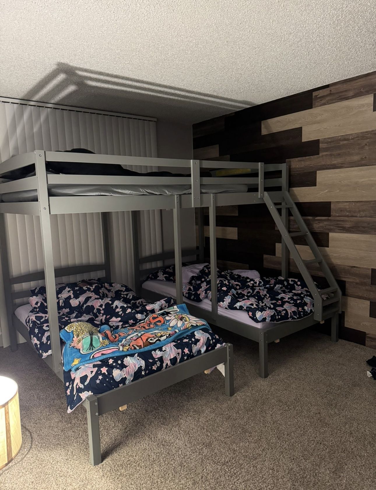 Bunk bed (1 full Size / 2 Twin Size)