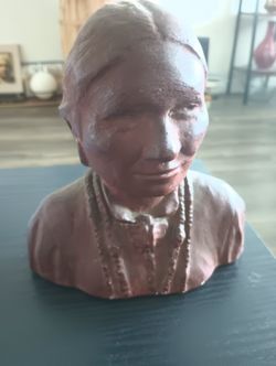 ANTIQUE AMERICAN INDIAN STATUE