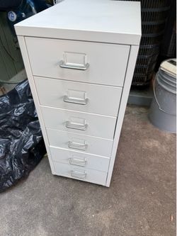 Small metal dresser, used but in good condition. Small compact dresser. 40$ obo
