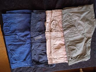 4 PAIRS OF MEN'S UNION BAY SIZE 36 AND SAINT JOHN'S 38 CARGO SHORTS LOT
