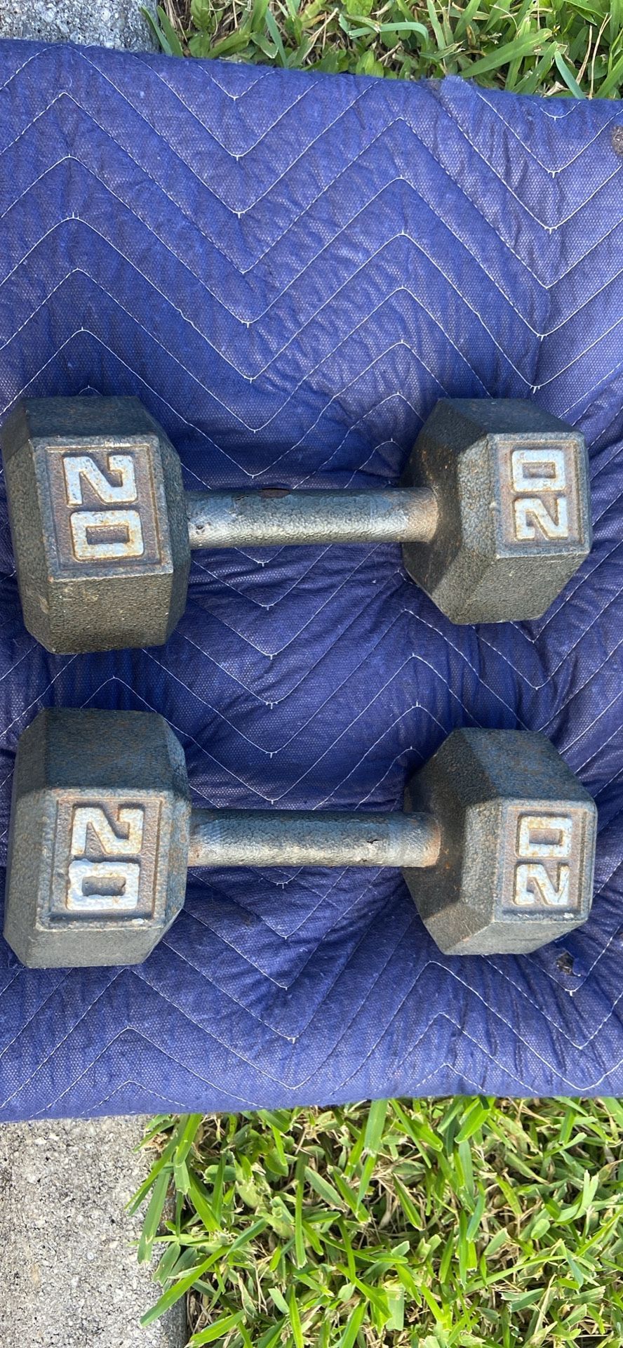 Dumbbells weights set of 20lbs, metal, used not new, good and strong condition. West Boca