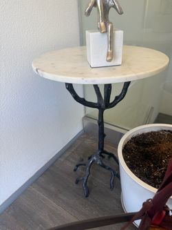 Accent Marble White Table  Diamond Sofa "Birch" Round Marble Accent Table - Black/White