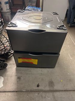 Front load washer/dryer pedestals