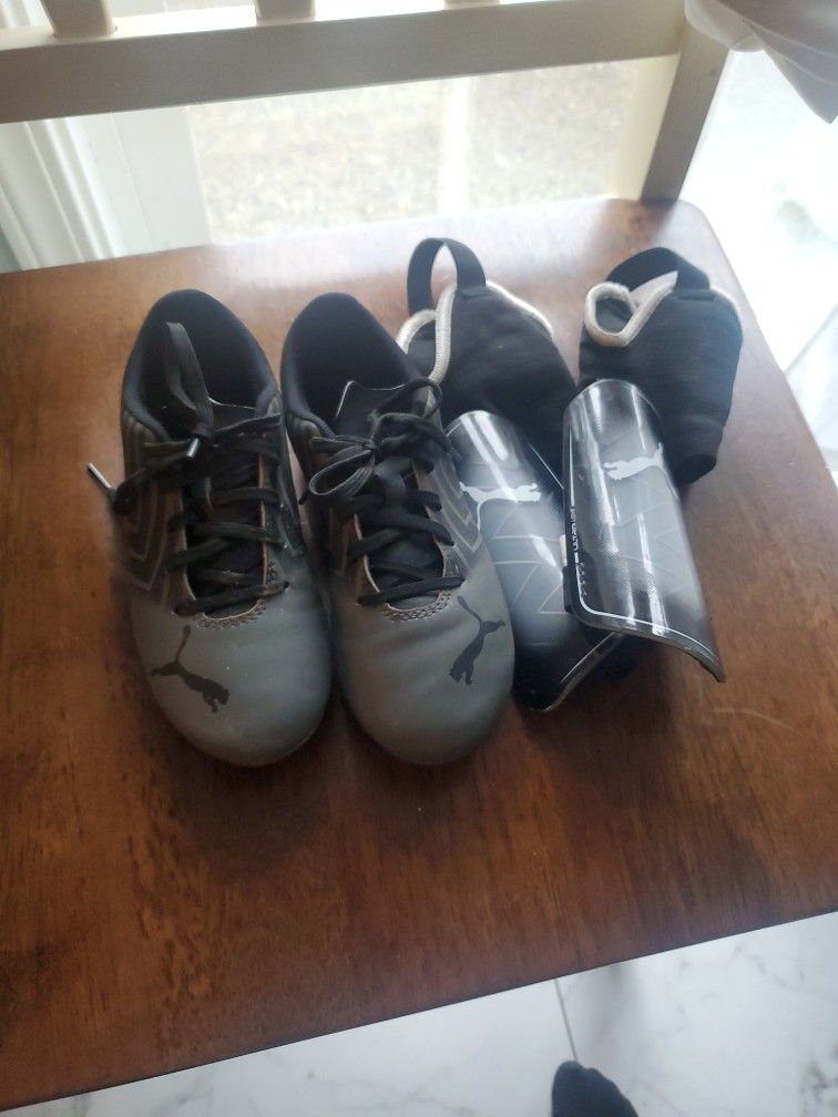 Boys Size 1.5y Soccer Cleats / Shin Guards