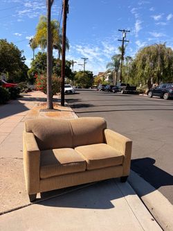 ✨ FREE couch (address in description)