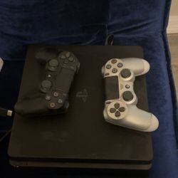 Playstation 4 (with 2 controllers)