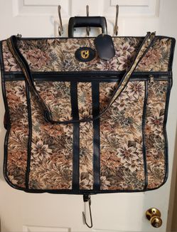 Vintage Large Garmet Travel Bag with (5) Large storage compartments with working zippers, metal hanger door hook, carrying handle,and shoulder Strap 