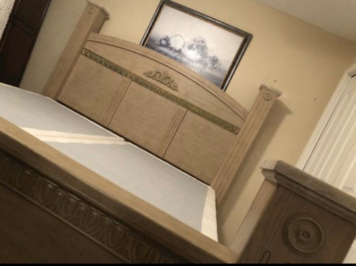 BEAUTIFUL KING BED INCLUDE HEADBOARD FOOTBOARD FRAME RAILS MATTRESS BOX SPRING ALL EXCELLENT CONDITION