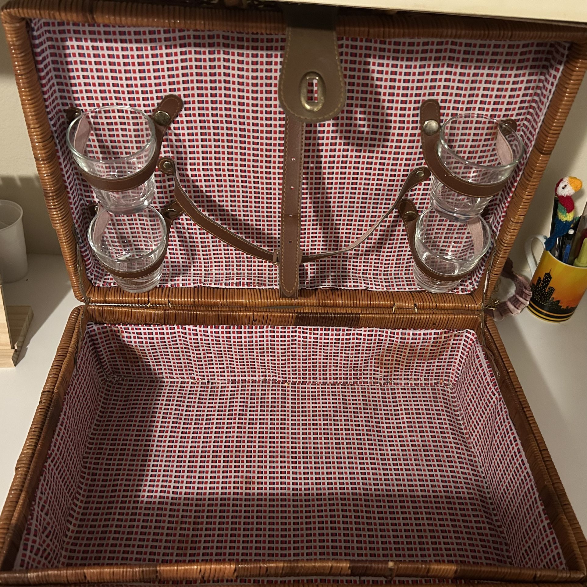 Wicker Picnic Basket with 4 Cups – Classic & Charming