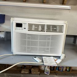 24,000 BTU Amana Window Air Conditioner Will keep you nice and cool this summer!