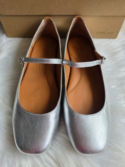 Gentle Souls by Kenneth Cole Wynona Women's Flat Shoes Silver Leather: 8.5
M
