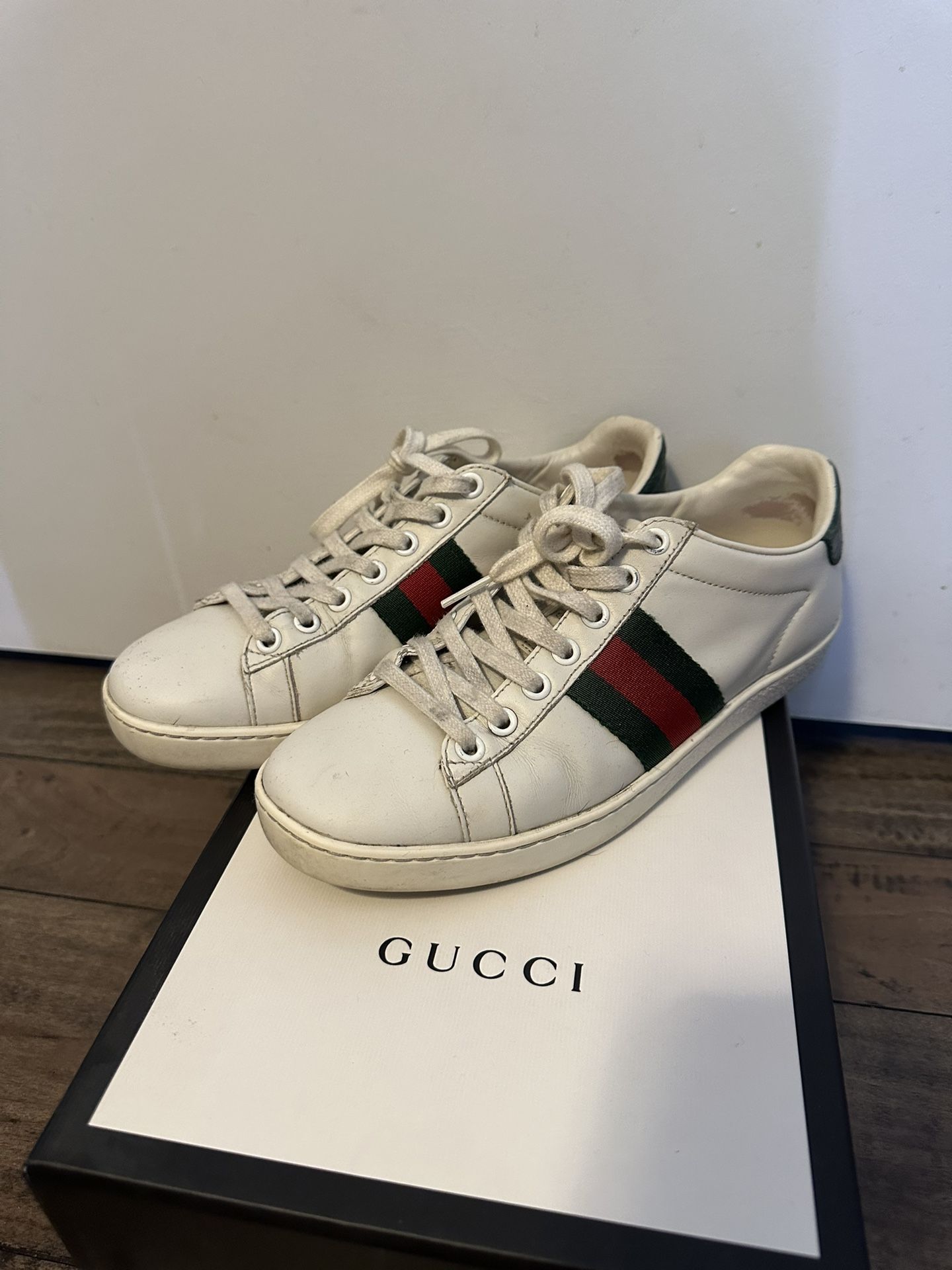 GUCCI (Women’s size 35.5/ US 5.5)