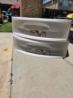 Plastic drawer(s)
