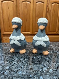 Vintage Large Pair of Duck  Salt and Pepper Shakers. Preowned good condition .  Has some paint wear due to age and sitting in a cabinet.   Size approp