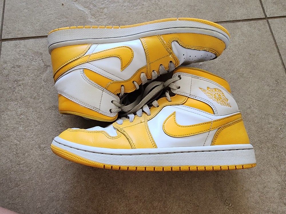 Air Jordan Mid University Gold