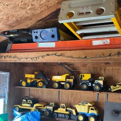 Orange 8ft 375 lb rated ladder 