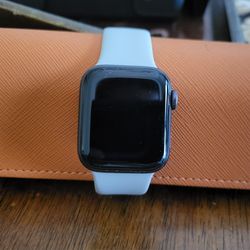 Apple Watch SE 2nd Gen 40mm Bundle (with Cell and GPS)