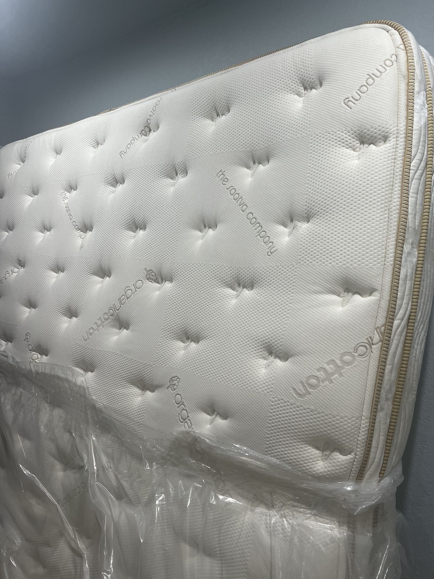 NEW KING SIZE ORGANIC COTTON SAVAATA PILLOWTOP MATTRESS WITH BOX SPRING DELIVERY AVAILABLE