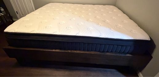 Like new queen mattress
