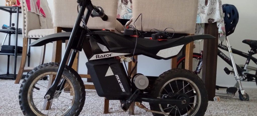 Razor Dirt Rocket MX125 12V Electric Bike for Kids - Black. Battery ok but not running maybe wires