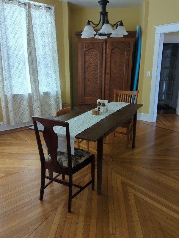 Brand New Expandable Dining Table (4-6)