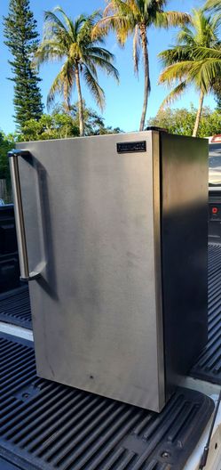 Outdoor mini fridge (Read Listing)